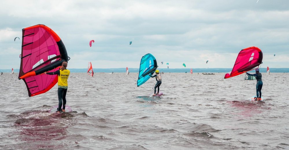 Grupowy kurs wingfoila dla dzieci w wieku 8-12 lat na Półwyspie Helskim