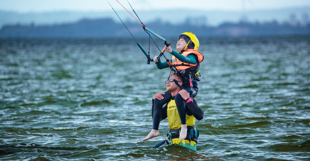 Kurs kitesurfingu dla dzieci z kadrą profesjonalistów EASY SURF Chałupy